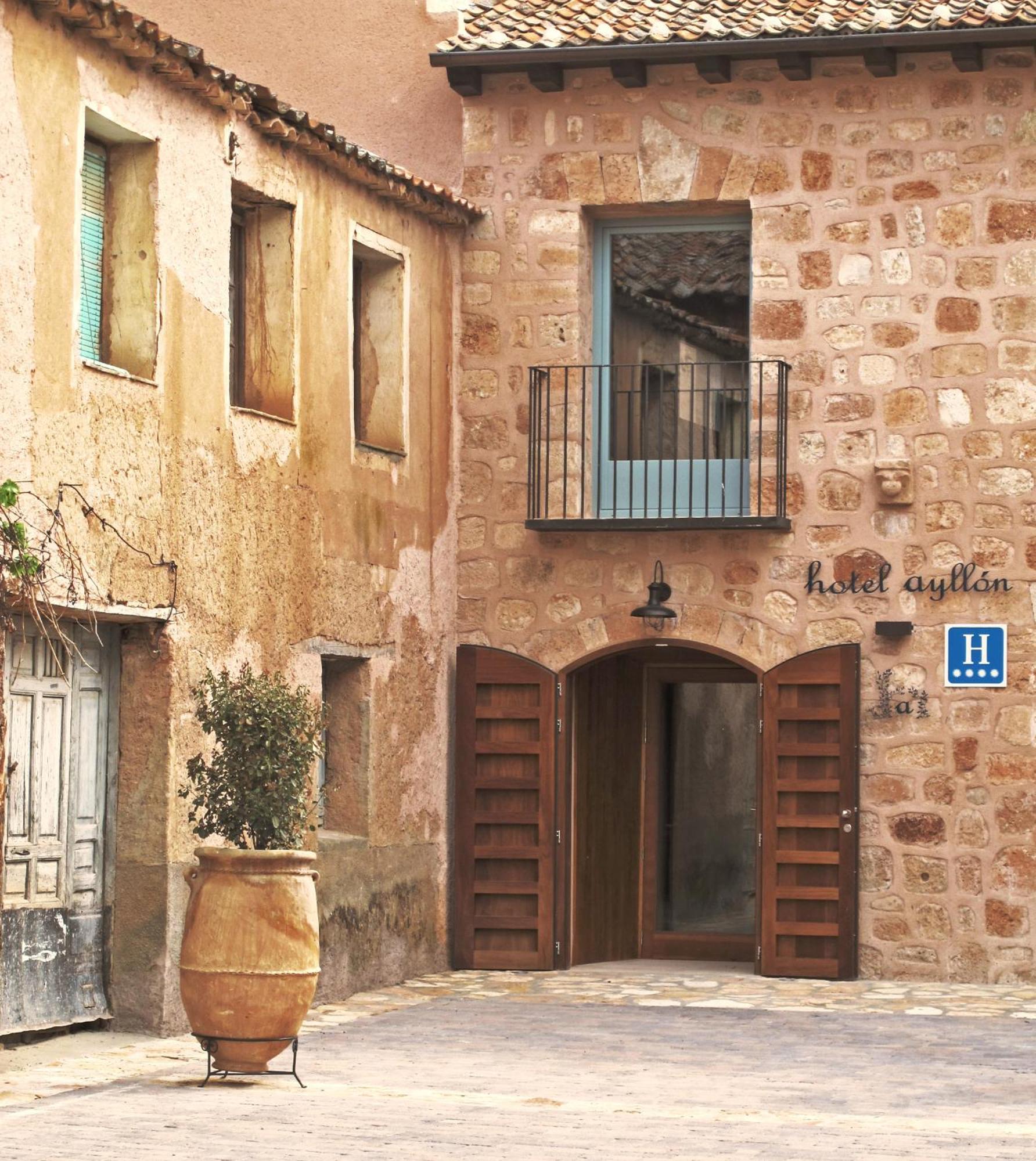 Hotel Ayllon Exterior photo